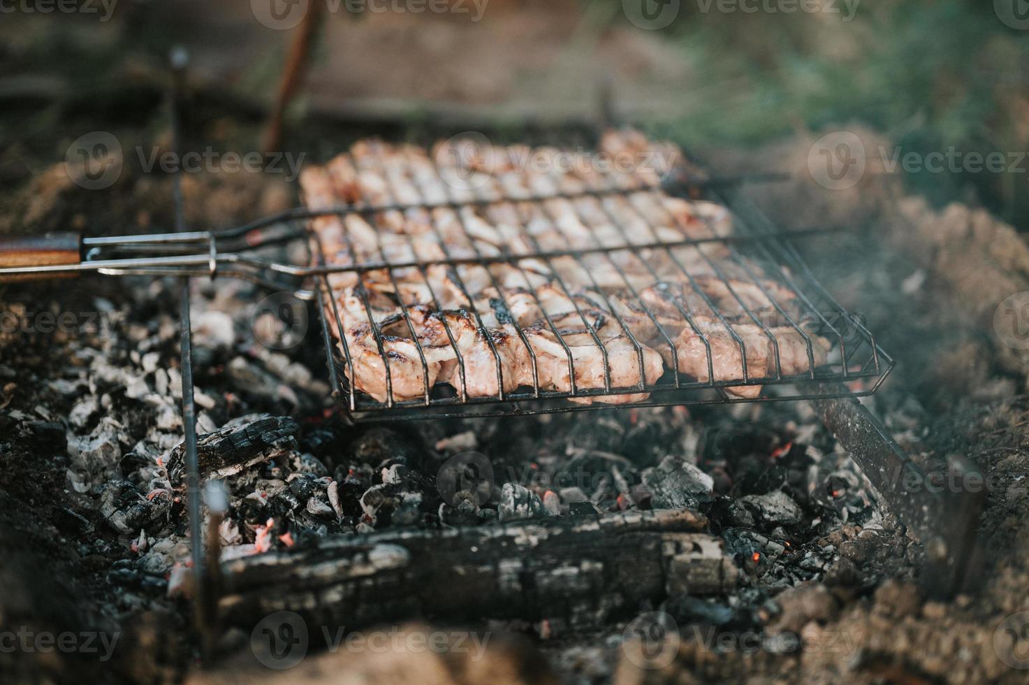 camping comida carne fogueira churrasco foto