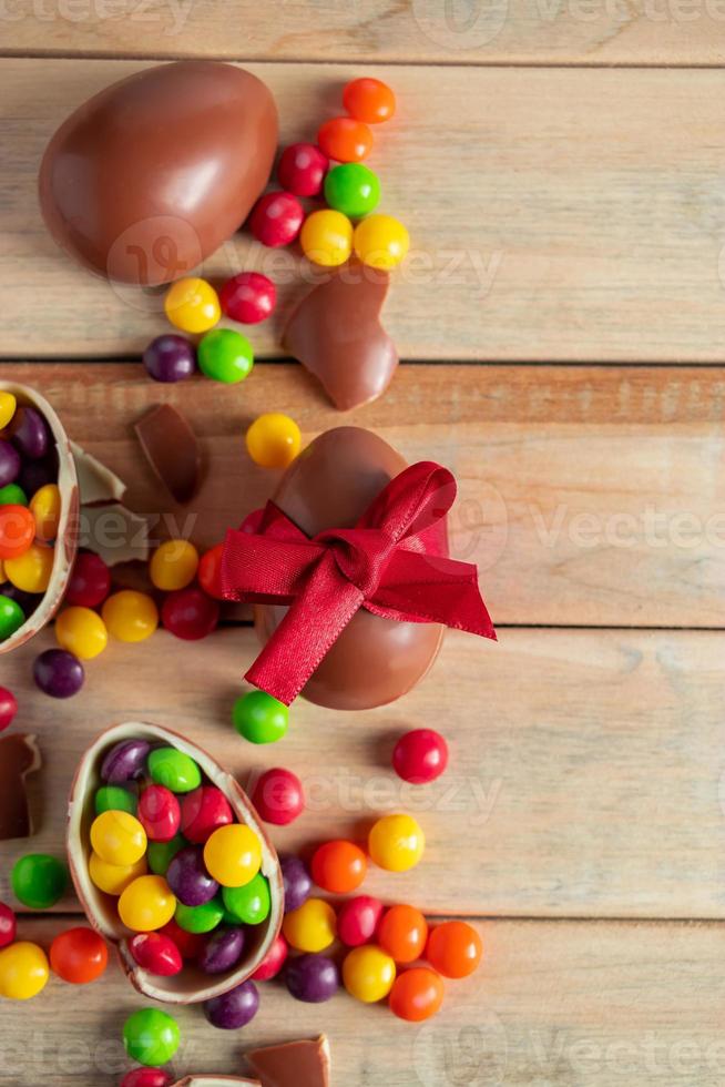composição de doces de Páscoa - ovos de chocolate e doces em um fundo marrom. foto