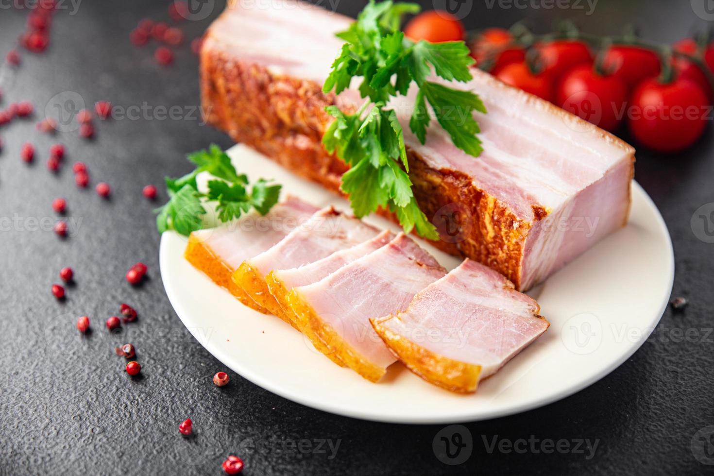 bacon fresco pedaço de gordura de porco com farinha de carne foto