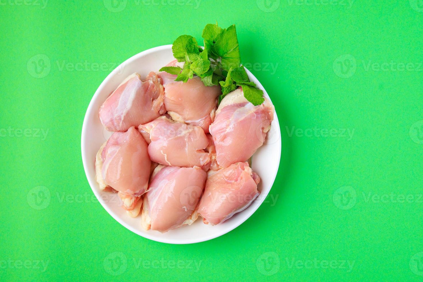 Carne sem pele de frango cru polpa desossada da coxa foto