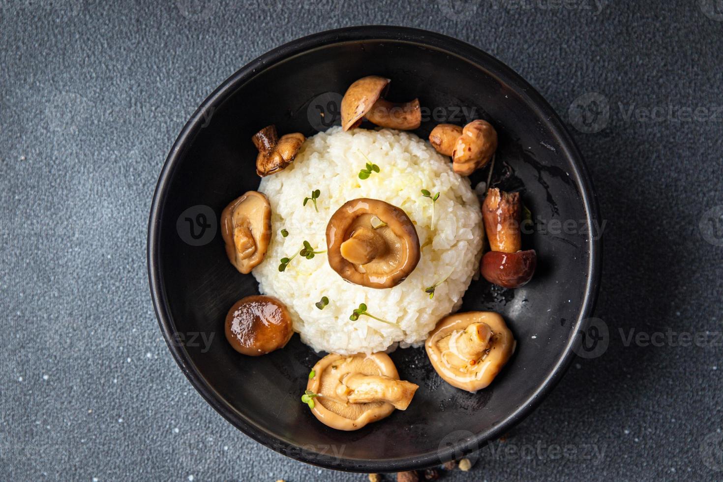 arroz cogumelos risoto refeição de segundo prato foto