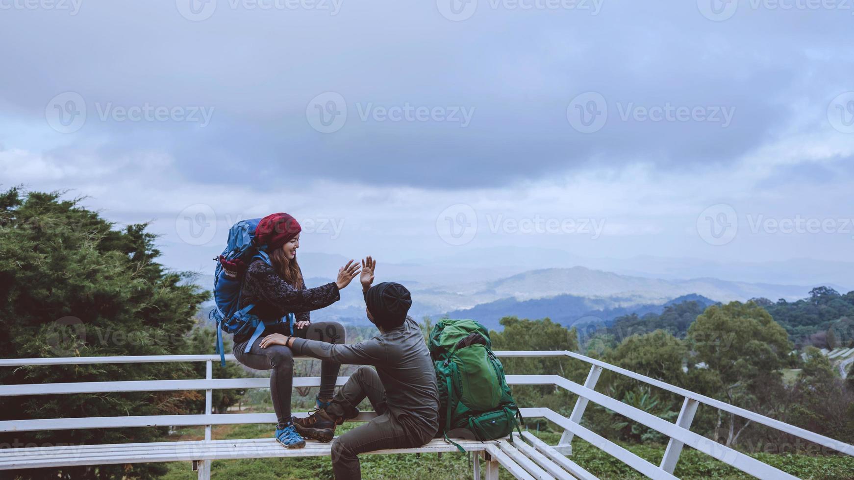 casais asiáticos viajam pela natureza nas montanhas em winter.travel relax. campo de toque natural em doi inthanon, na tailândia. foto