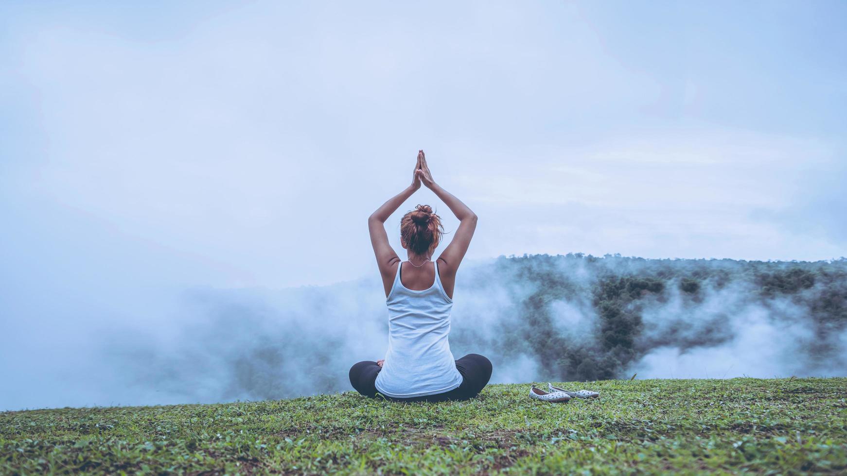 mulheres asiáticas relaxam no feriado. jogar se ioga, florestas naturais, montanhas e neblina. foto