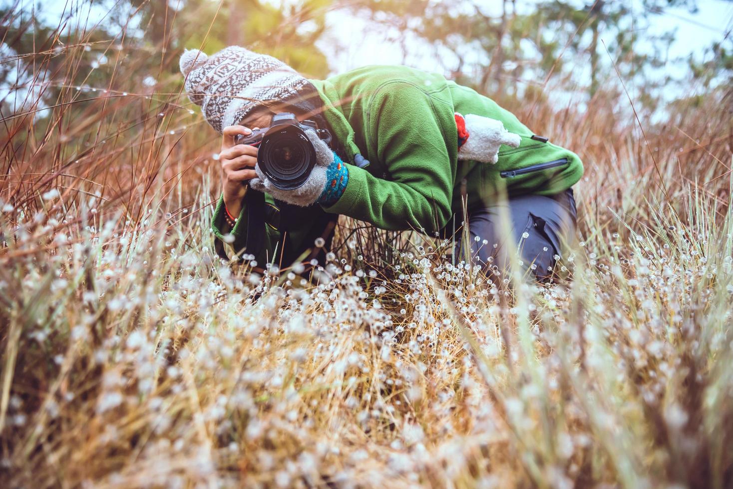 mulheres asiáticas de fotógrafo viajam pela natureza. viajar relaxar. flores da natureza da fotografia. estudo da natureza na selva. Tailândia foto