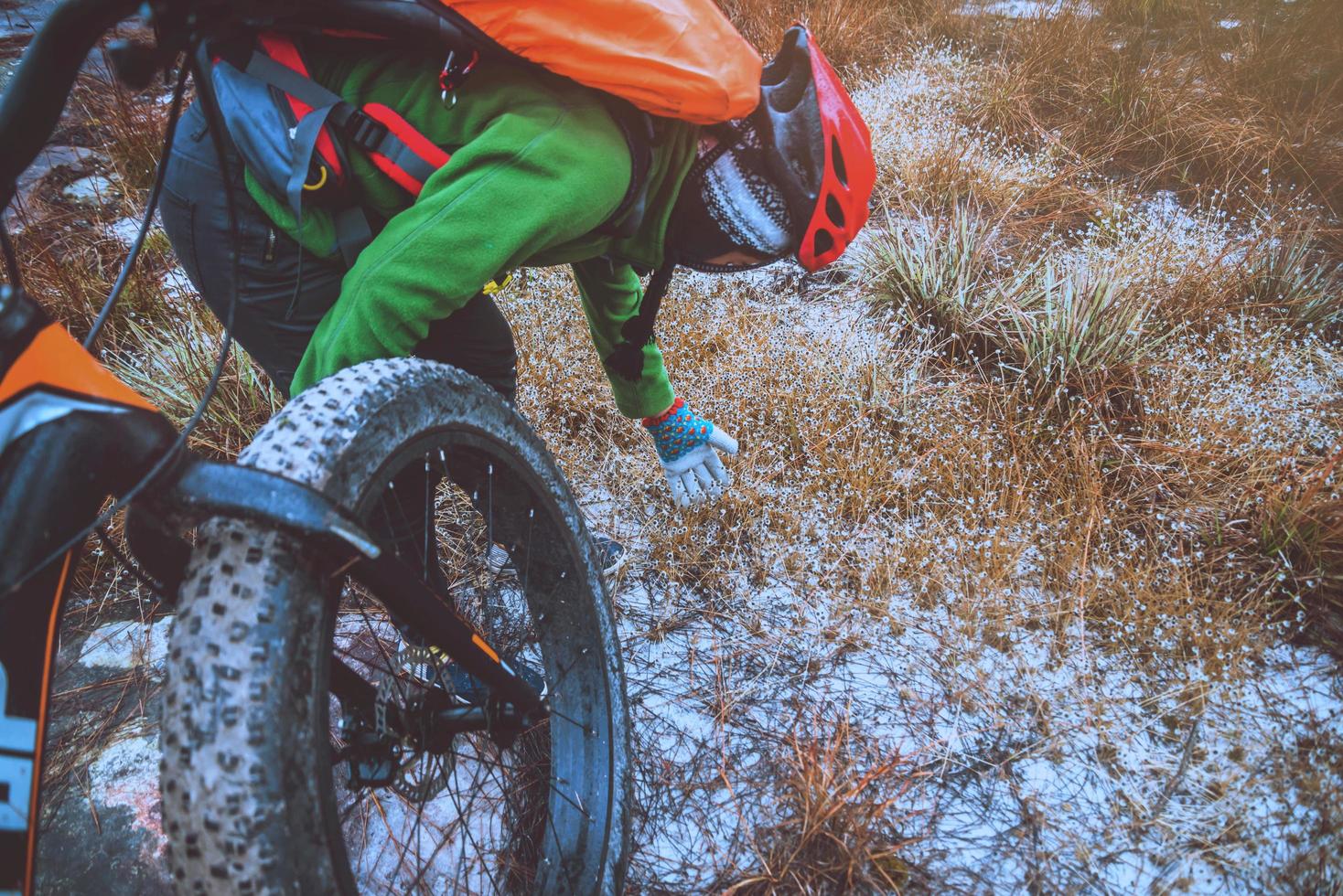 mulheres asiáticas viajam pela natureza. viajar relaxar andar em um deserto de mountain bike em estado selvagem. Tailândia foto