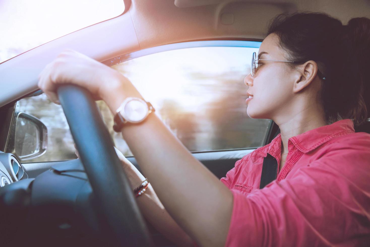 mulheres asiáticas viajam relaxam no feriado. dirigir um carro foto