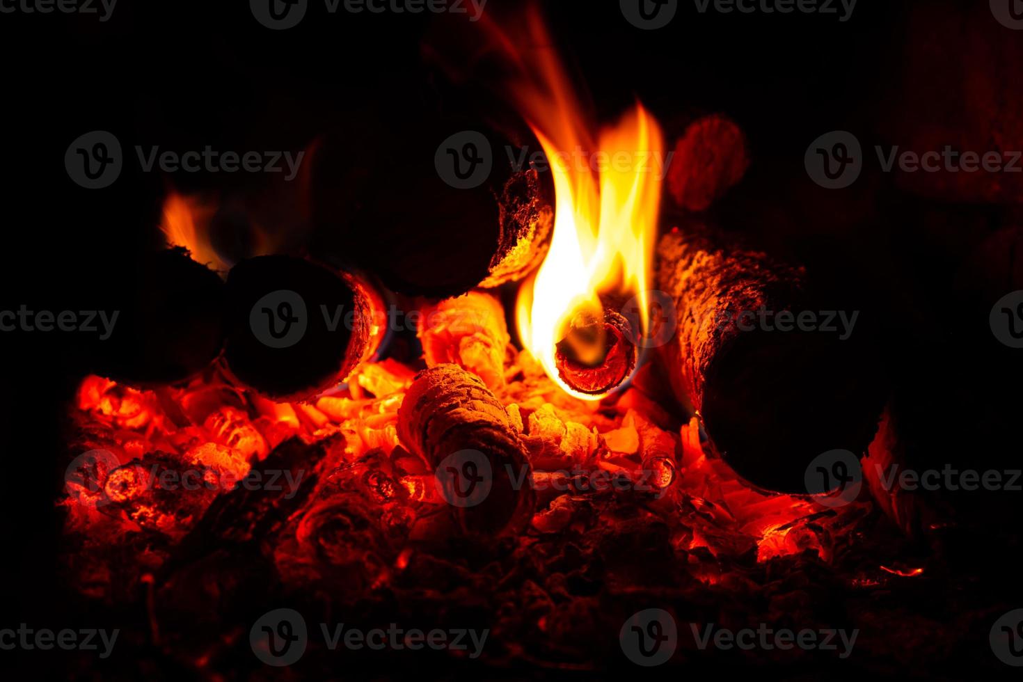 fogo laranja na lareira, queima de lenha e carvão no fogão foto