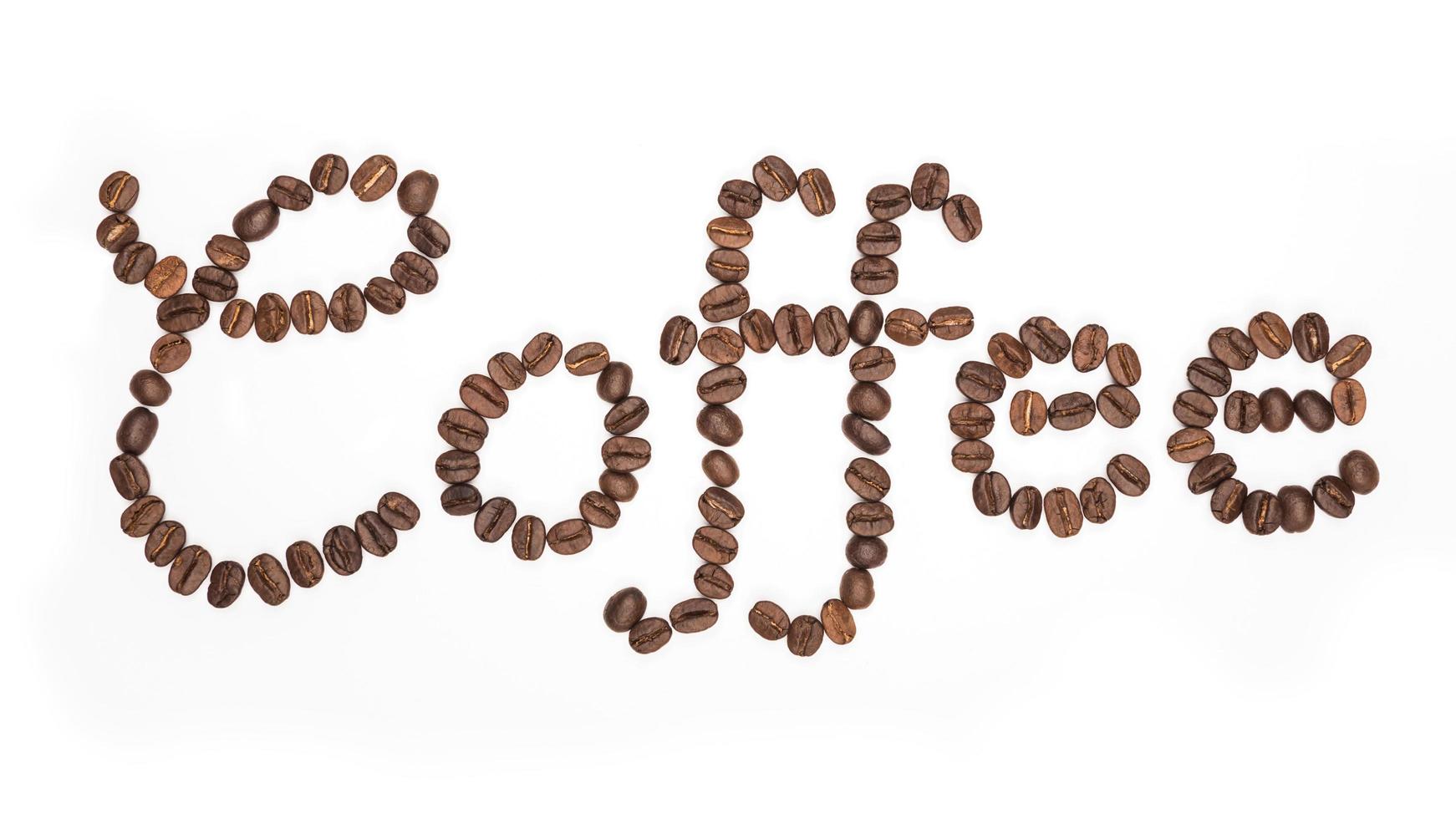 letra a palavra café feito de grãos de café, isolado no branco. conceitos, alfabeto, fonte foto