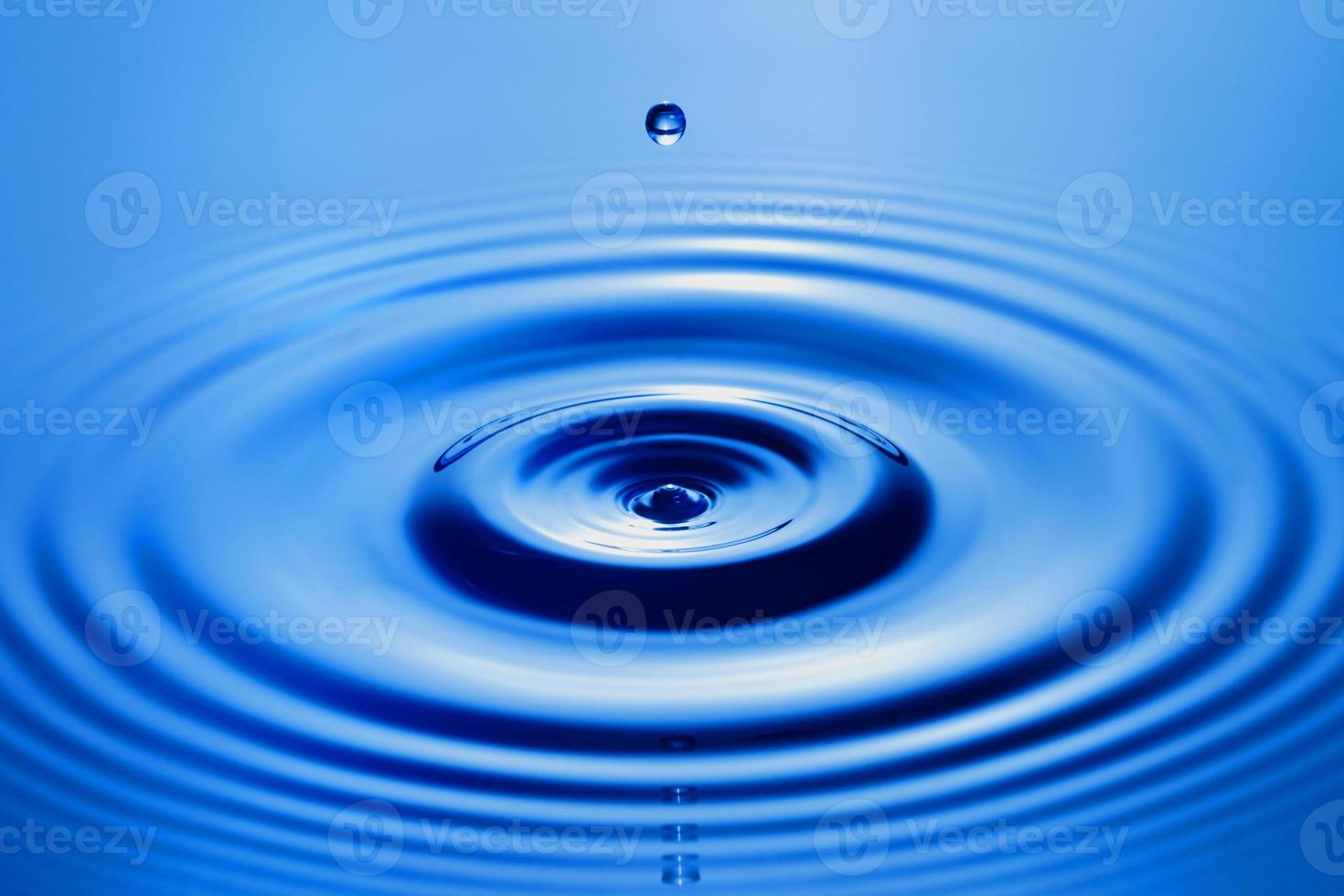 respingo de gota de água transparente azul com bolha realista com azul. foto