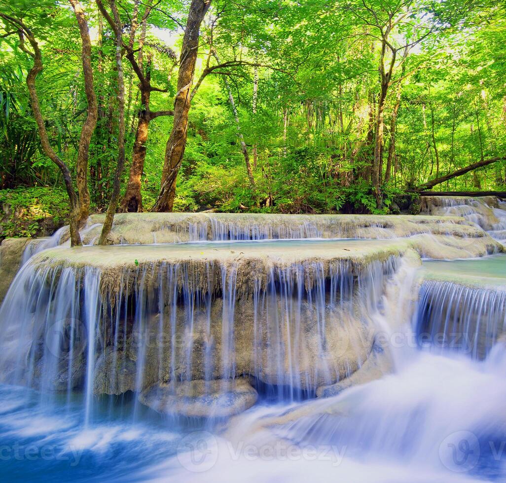 bela cachoeira panorâmica bela floresta natural verde profundo na natureza. foto