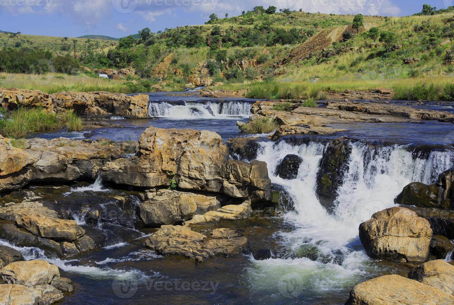 bela cachoeira panorâmica bela floresta natural profunda e preta rocha verde na natureza. foto