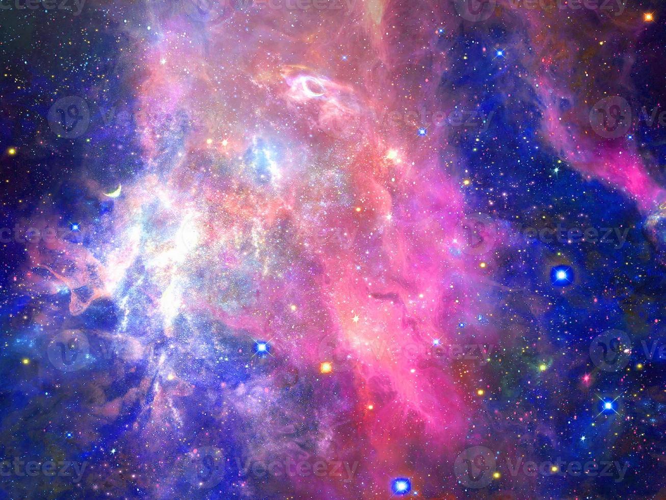 infinito lindo cosmos fundo azul escuro e rosa com nebulosa, aglomerado de estrelas no espaço sideral. beleza de um universo infinito cheio de estrelas. arte cósmica, papel de parede de ficção científica foto