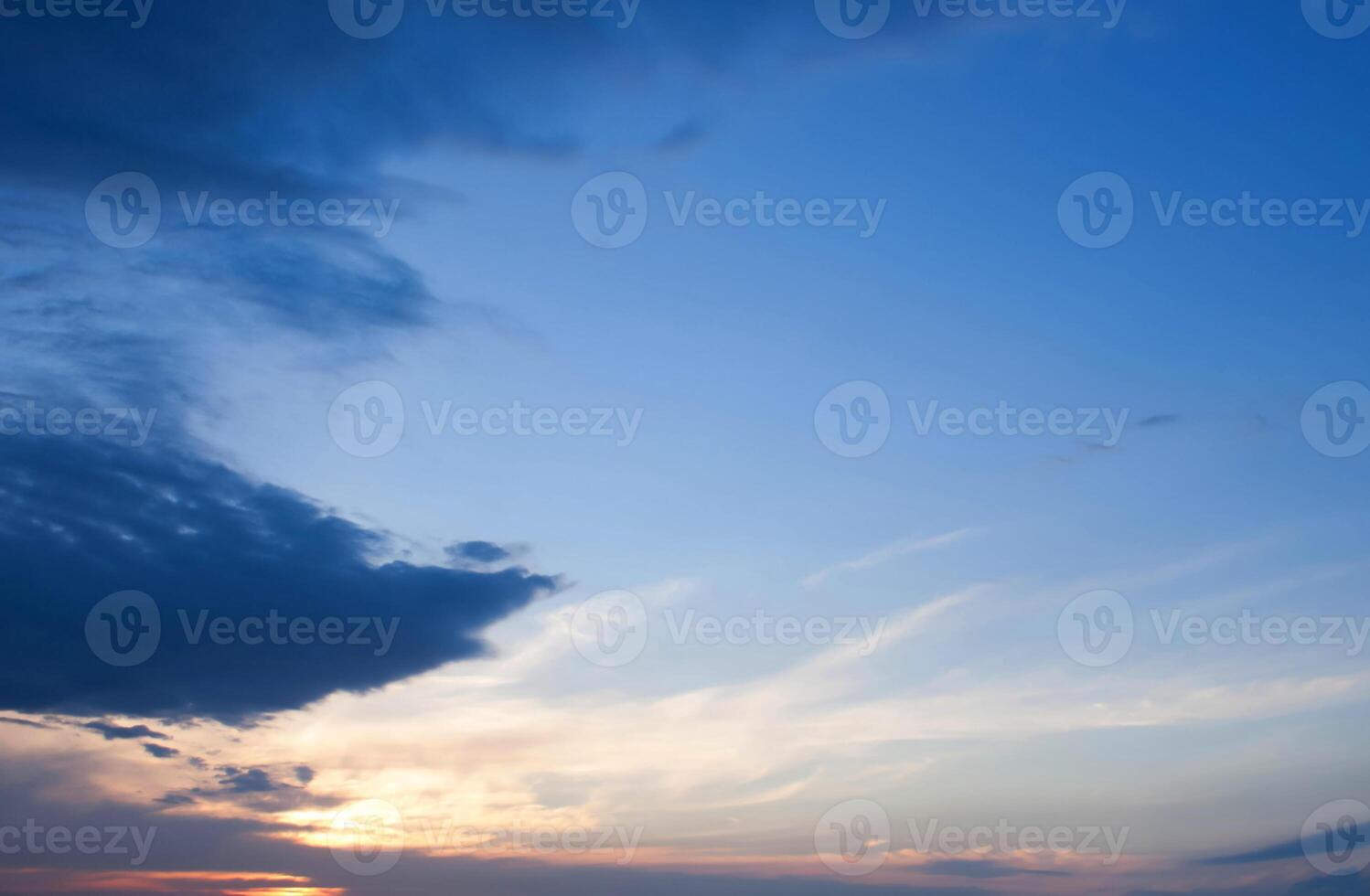 lindo céu à noite, beleza e nuvens ao pôr do sol, amanhecer, os raios do sol atravessam as nuvens. natural foto