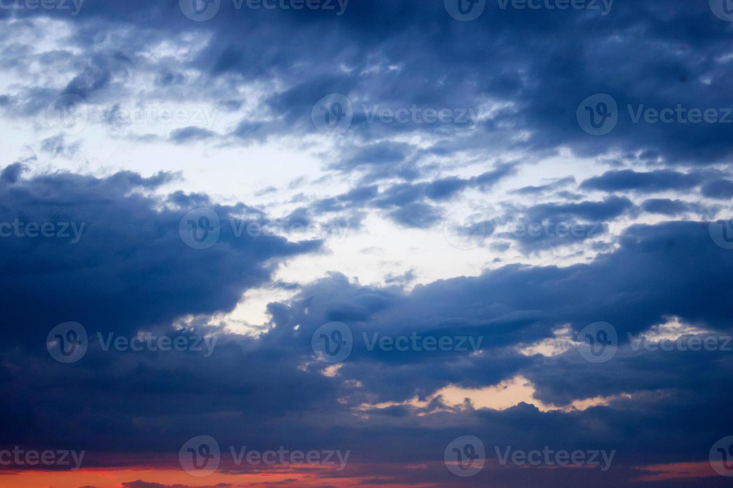 lindo céu à noite, beleza e nuvens ao pôr do sol, amanhecer, os raios do sol atravessam as nuvens. natural foto