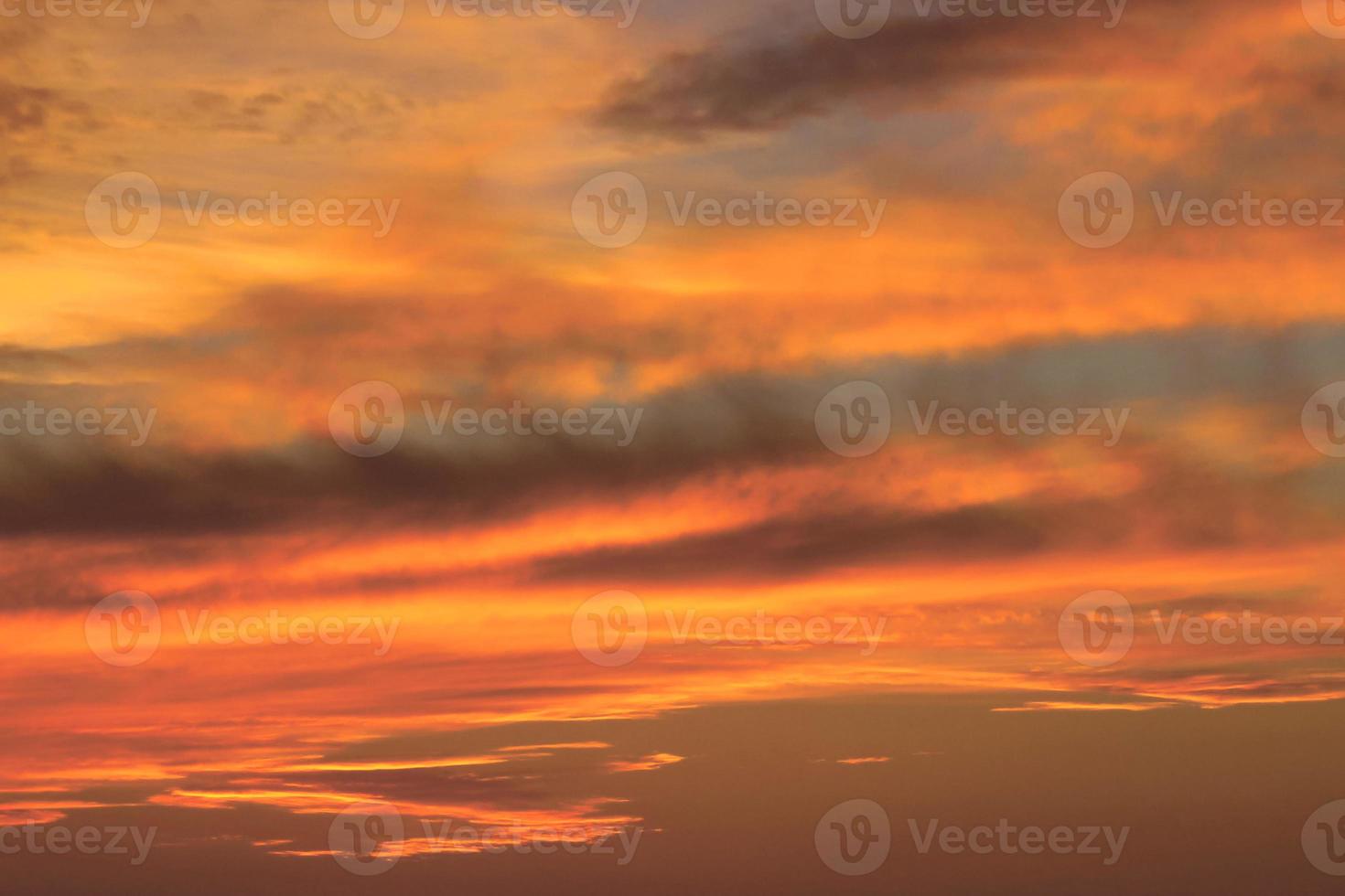 lindo céu laranja à noite, beleza e nuvens ao pôr do sol, amanhecer, os raios do sol atravessam as nuvens. natural foto