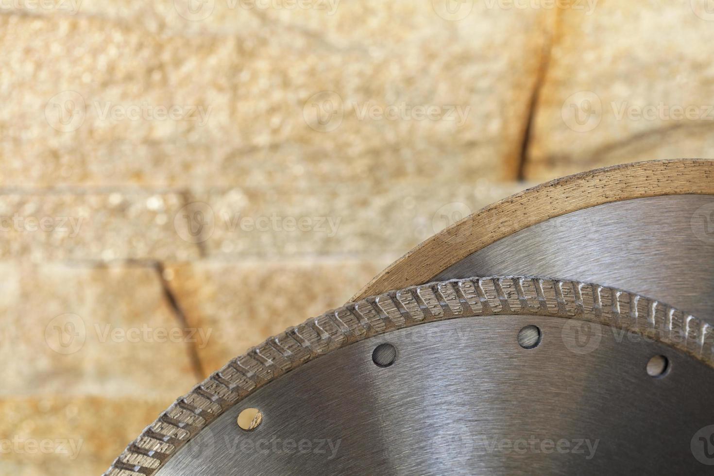 segmento de um disco de corte de diamante em um fundo de parede de arenito laranja-dourado. foto
