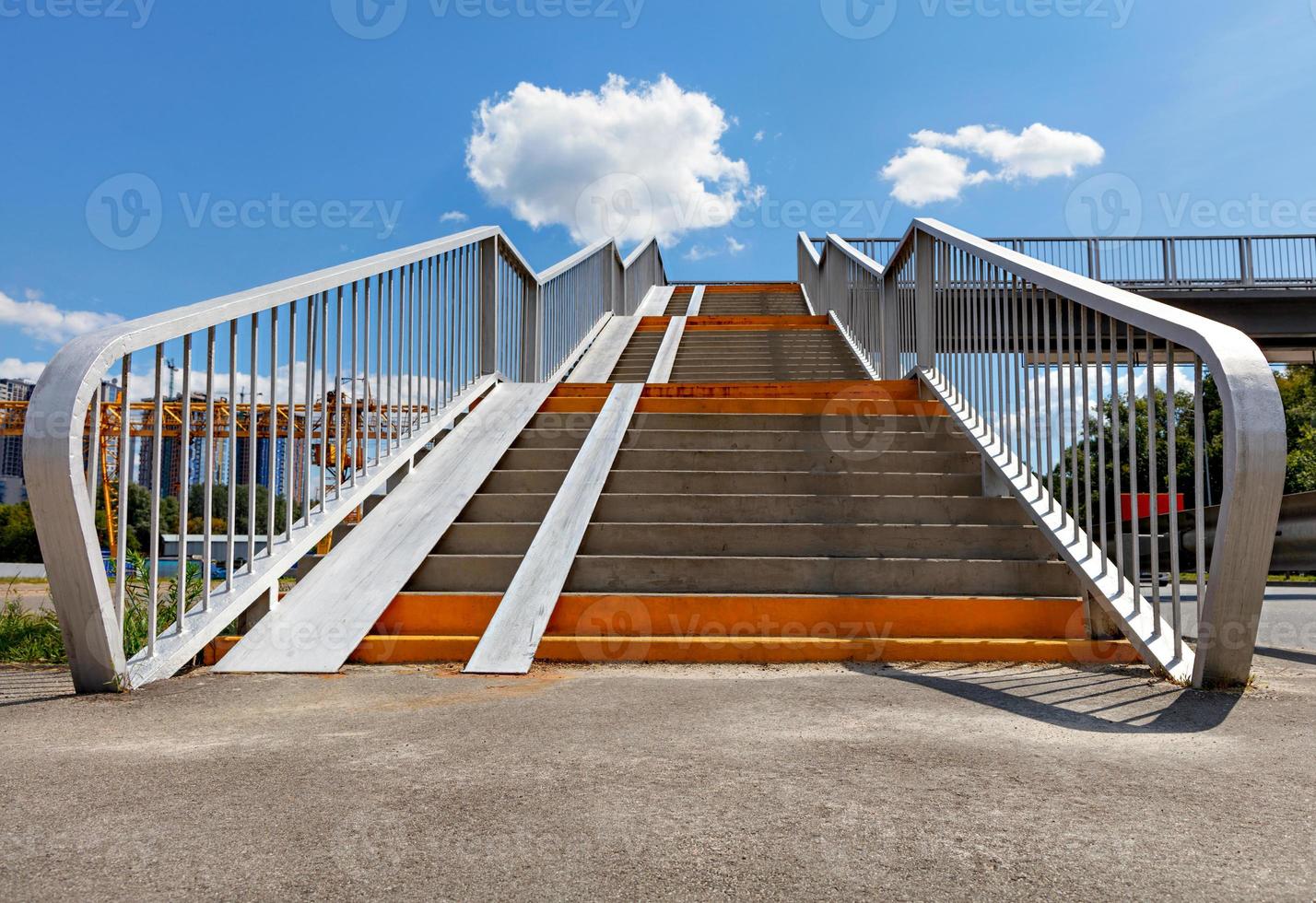 escadas de passagem para pedestres ao longo da rodovia no contexto do céu azul e nuvens brancas. foto