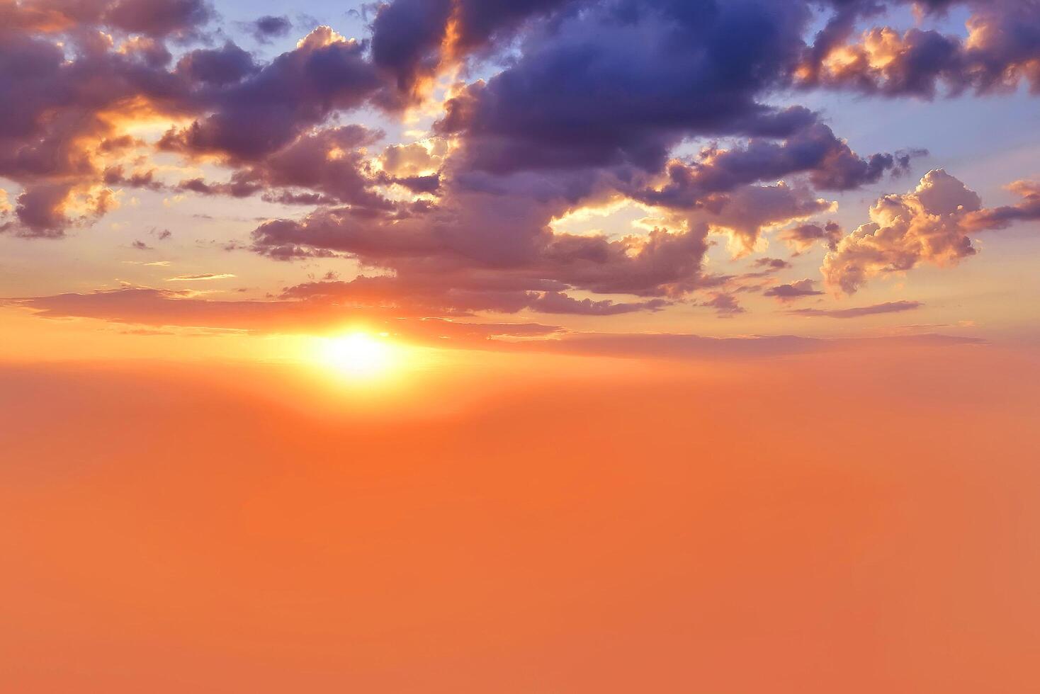 pôr do sol laranja brilhante e nascer do sol lindo sobre nuvens com sol amarelo brilhante em uma manhã fria de primavera. foto