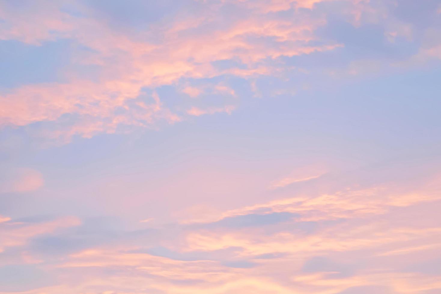 céu azul com nuvens laranja e brancas. dia de sol com céu laranja no fundo da noite foto