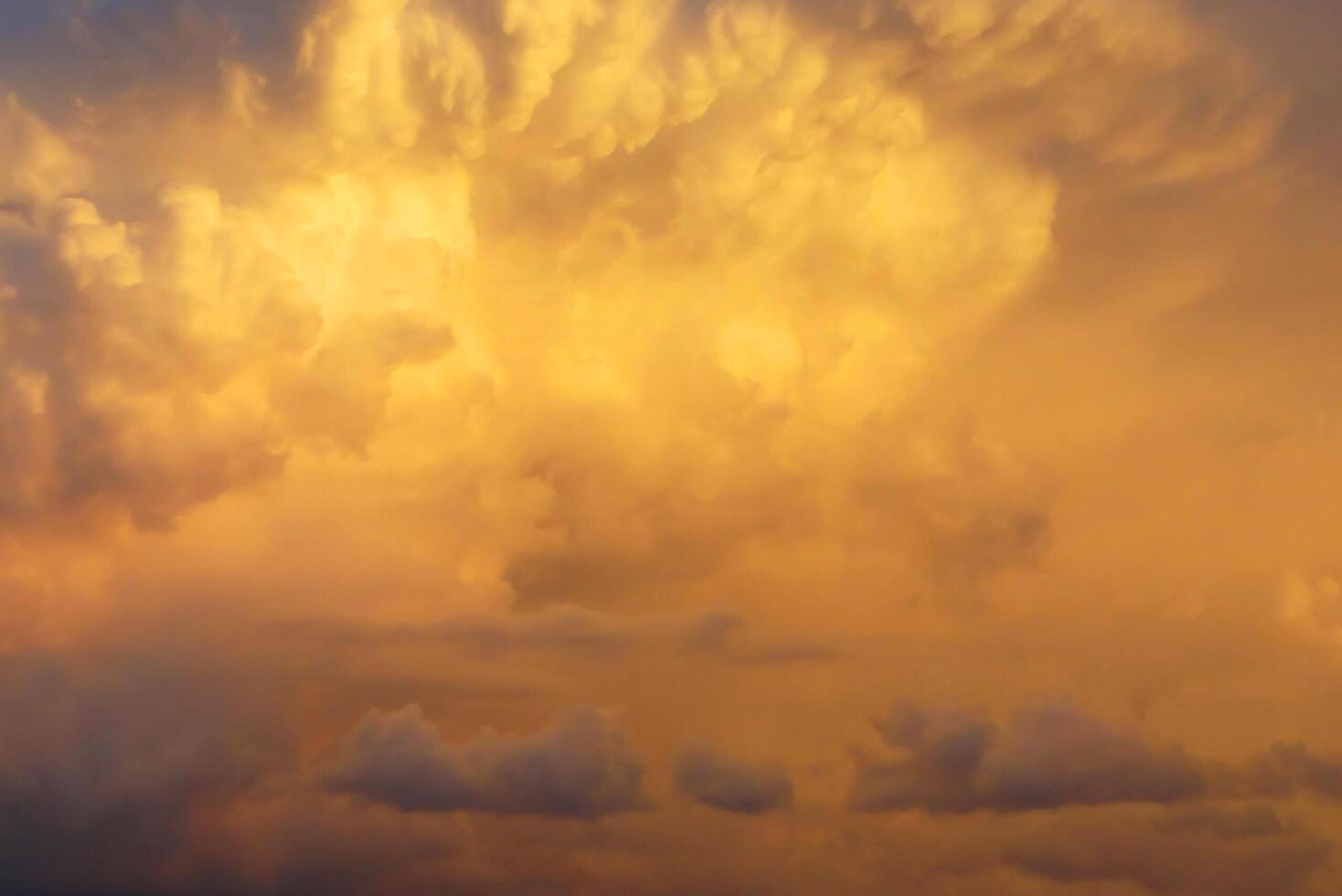 pôr do sol laranja brilhante e nascer do sol lindo sobre nuvens amarelas com sol laranja brilhante em uma noite fria de primavera. foto