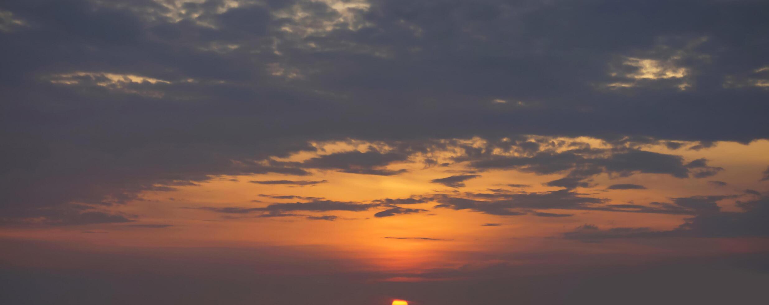 lindo céu laranja à noite, beleza e nuvens ao pôr do sol, amanhecer, os raios do sol atravessam as nuvens. natural foto