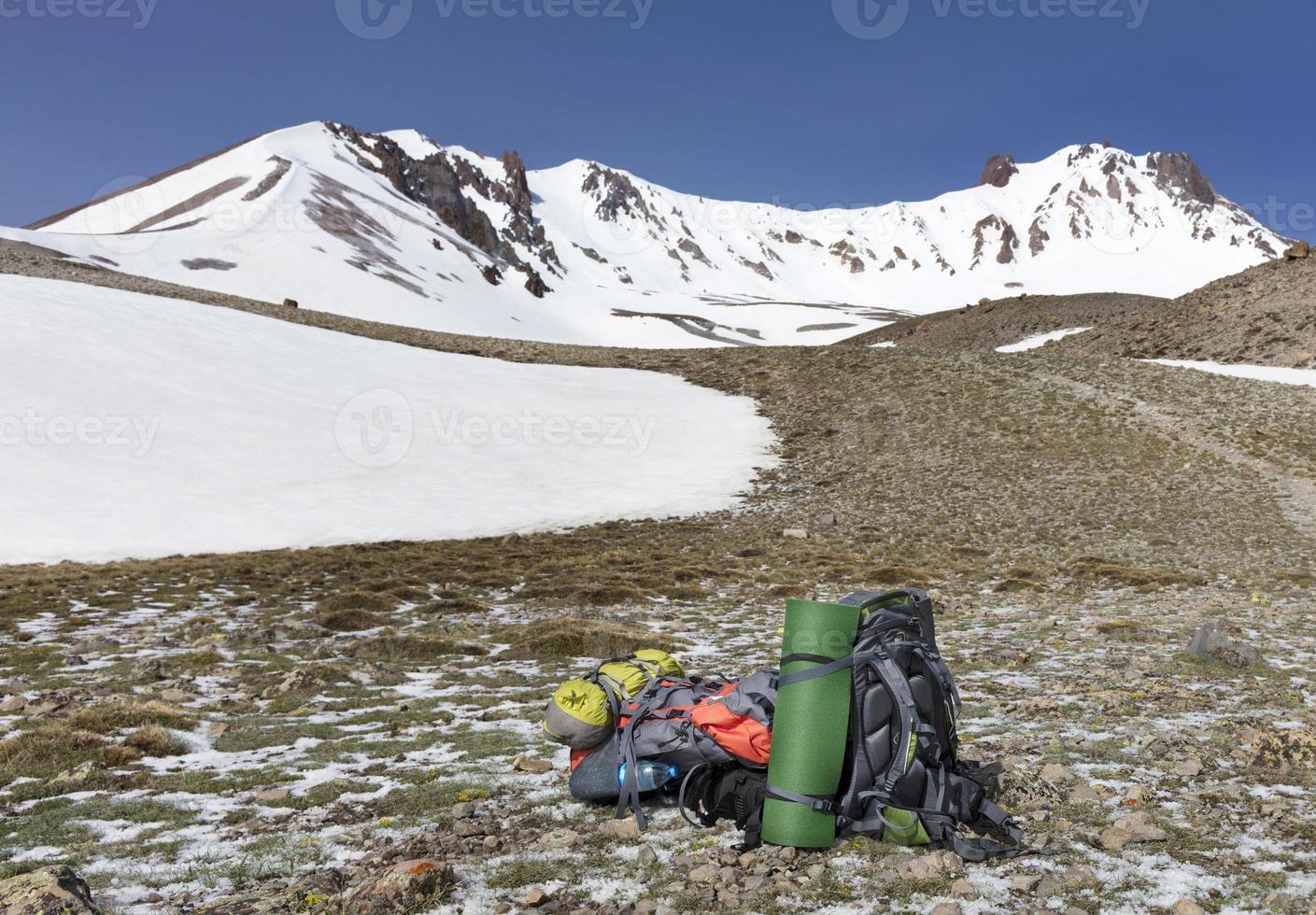 mochilas de turistas ficam no sopé do monte foto