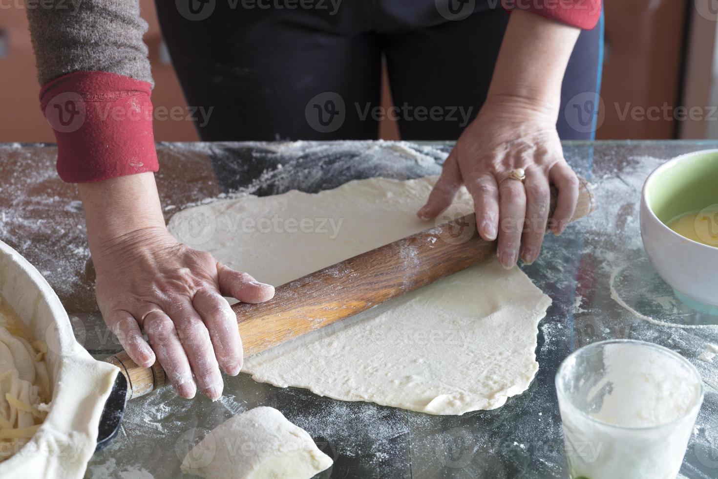 fazendo uma torta com recheio de requeijão foto