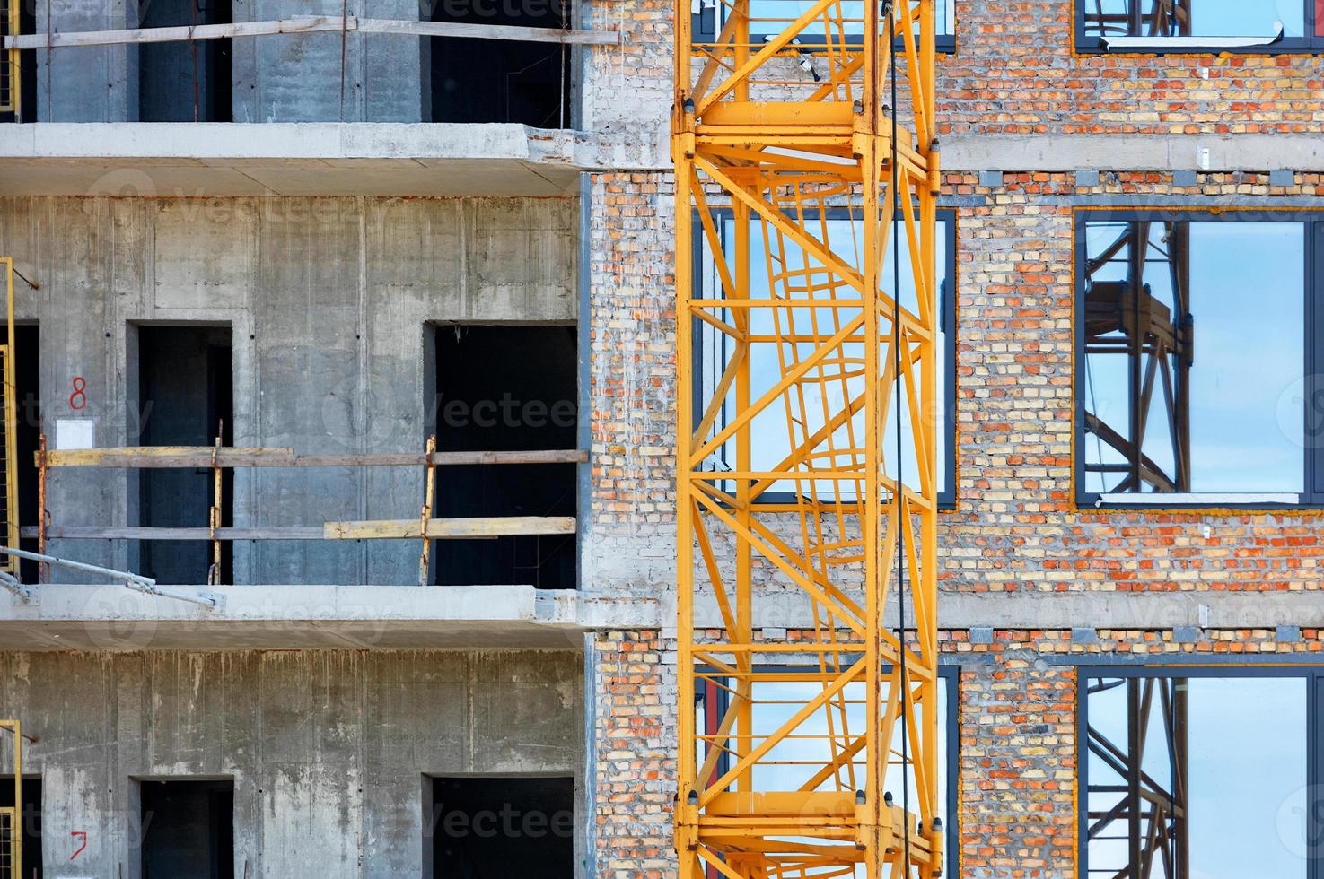 elemento da grua no fundo da fachada e perto do edifício residencial reconstruído. foto