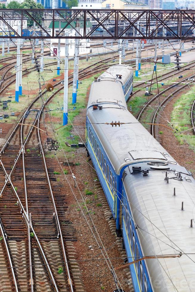 ferrovia com vagões de trem em movimento, vista superior. imagem vertical. foto