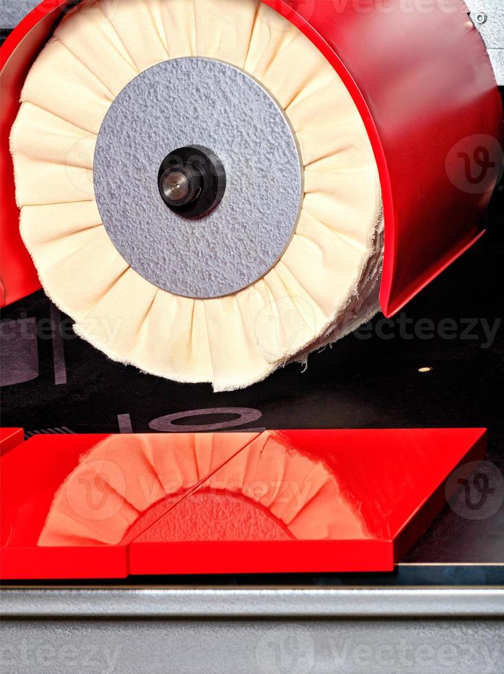 moderna máquina de polir a disco para lixar e polir fachada de placas e estruturas de móveis, close-up. foto