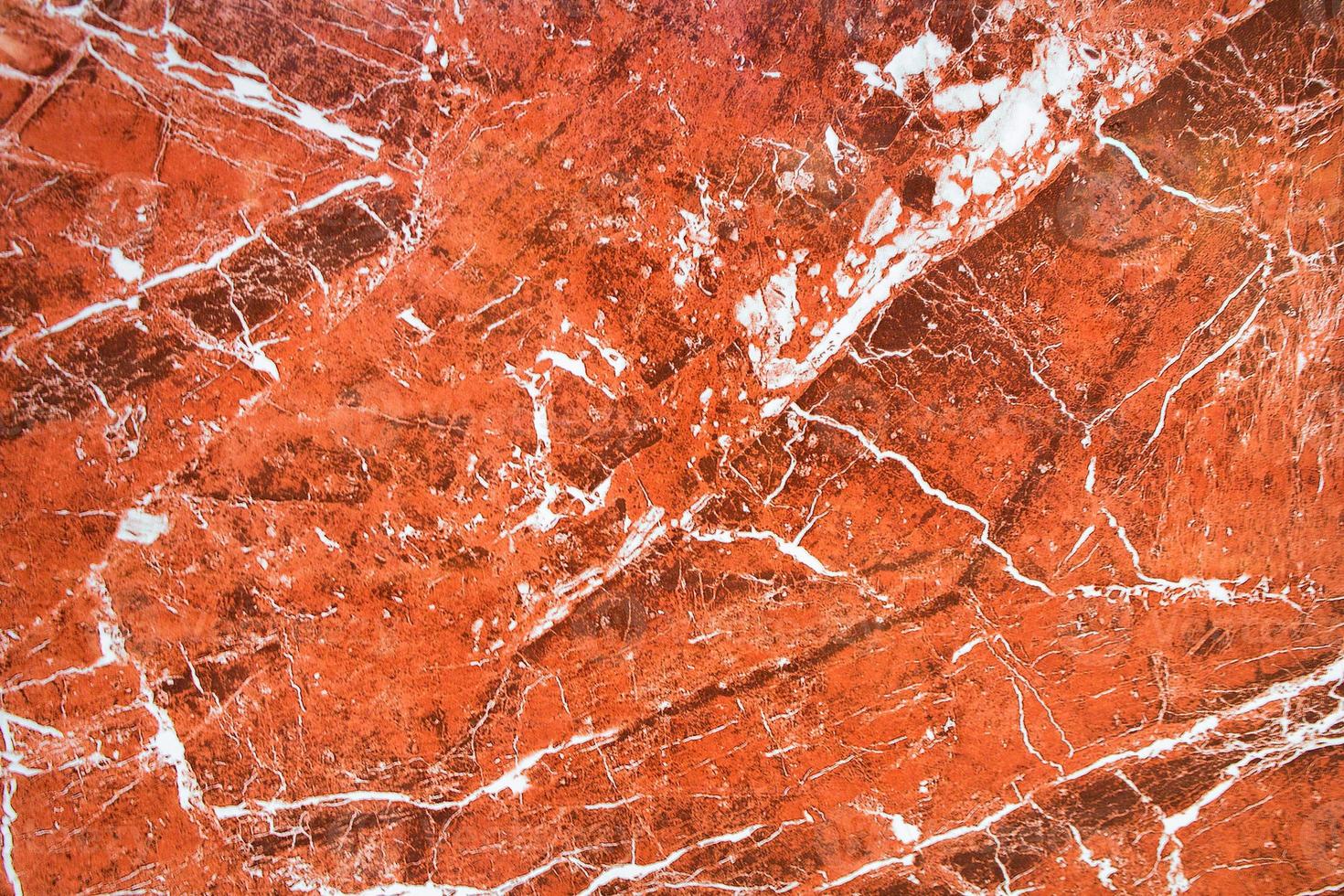 uma vista em corte de granito vermelho ardente e fascinante. foto