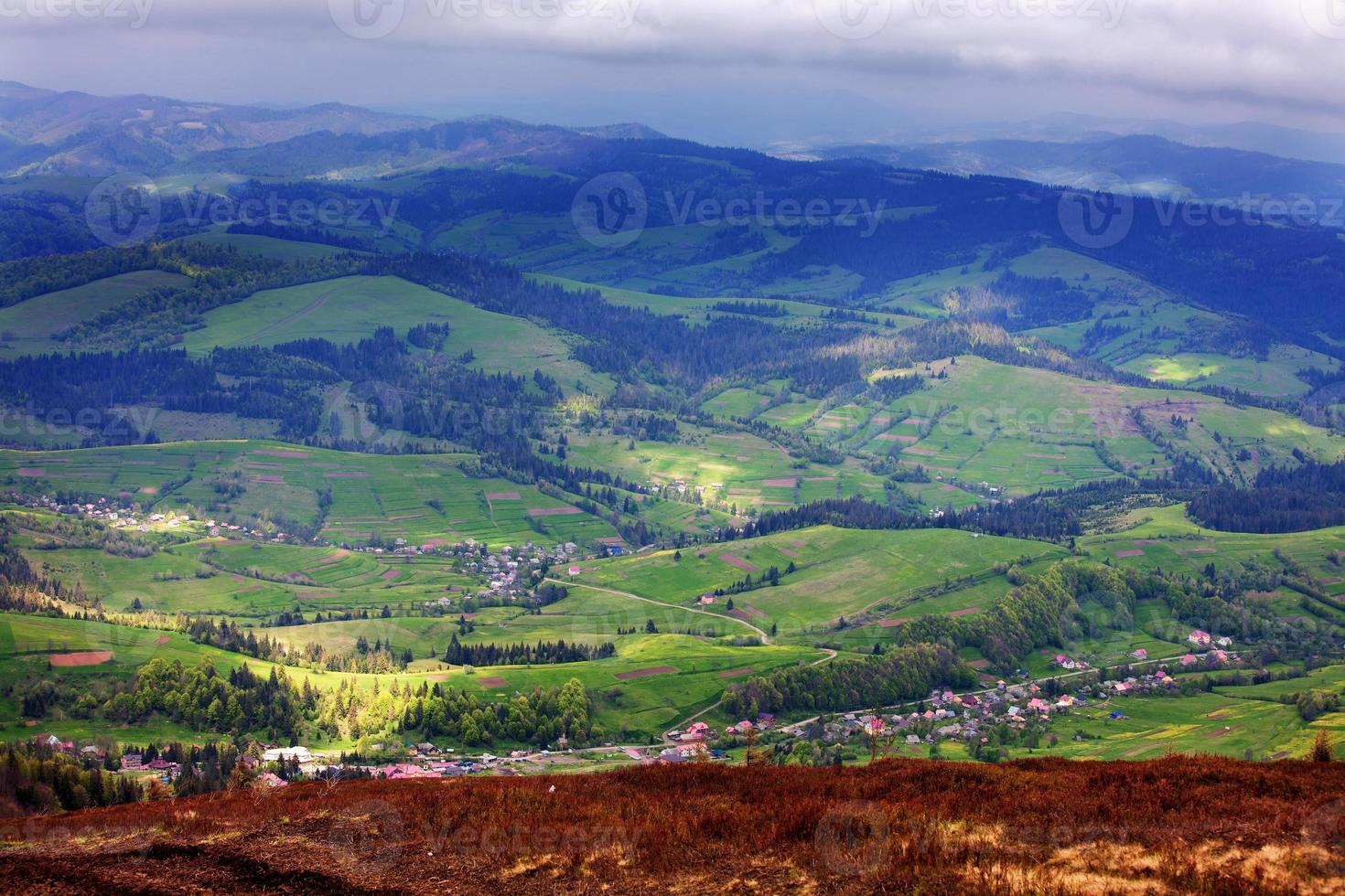 uma bela paisagem montanhosa no contexto de uma vila no vale e uma caminhada até a montanha. foto