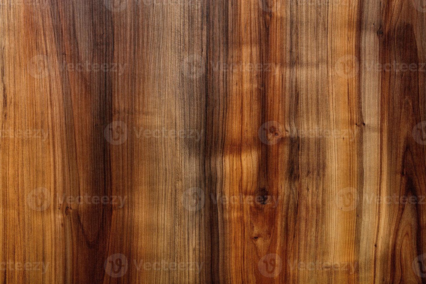 bela textura de folheado de madeira escura natural com um padrão vertical de fibras. foto