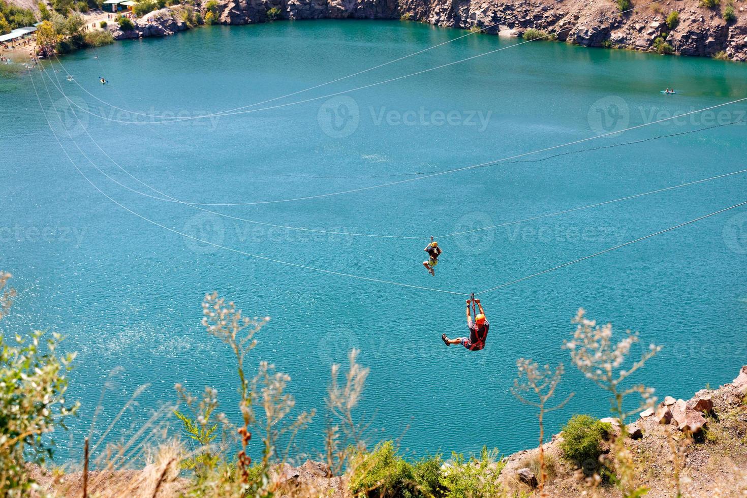 uma tirolesa em um lago de rádon perto da vila de migia, ucrânia, emergiu no local de uma antiga pedreira de granito. foto