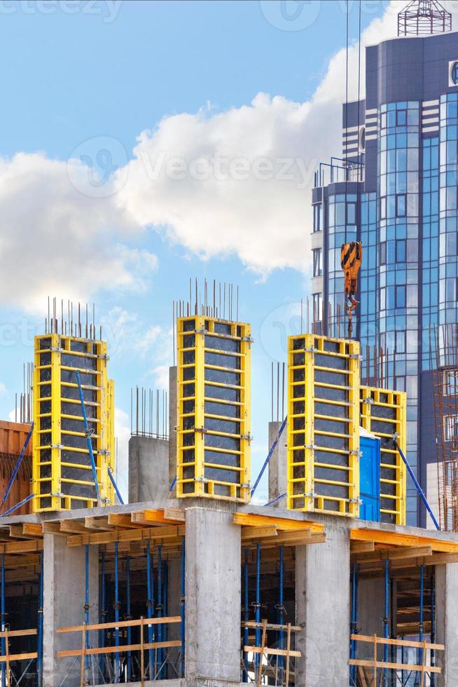 construção de novos edifícios de forma monolítica com sistema de cofragem. imagem vertical. foto