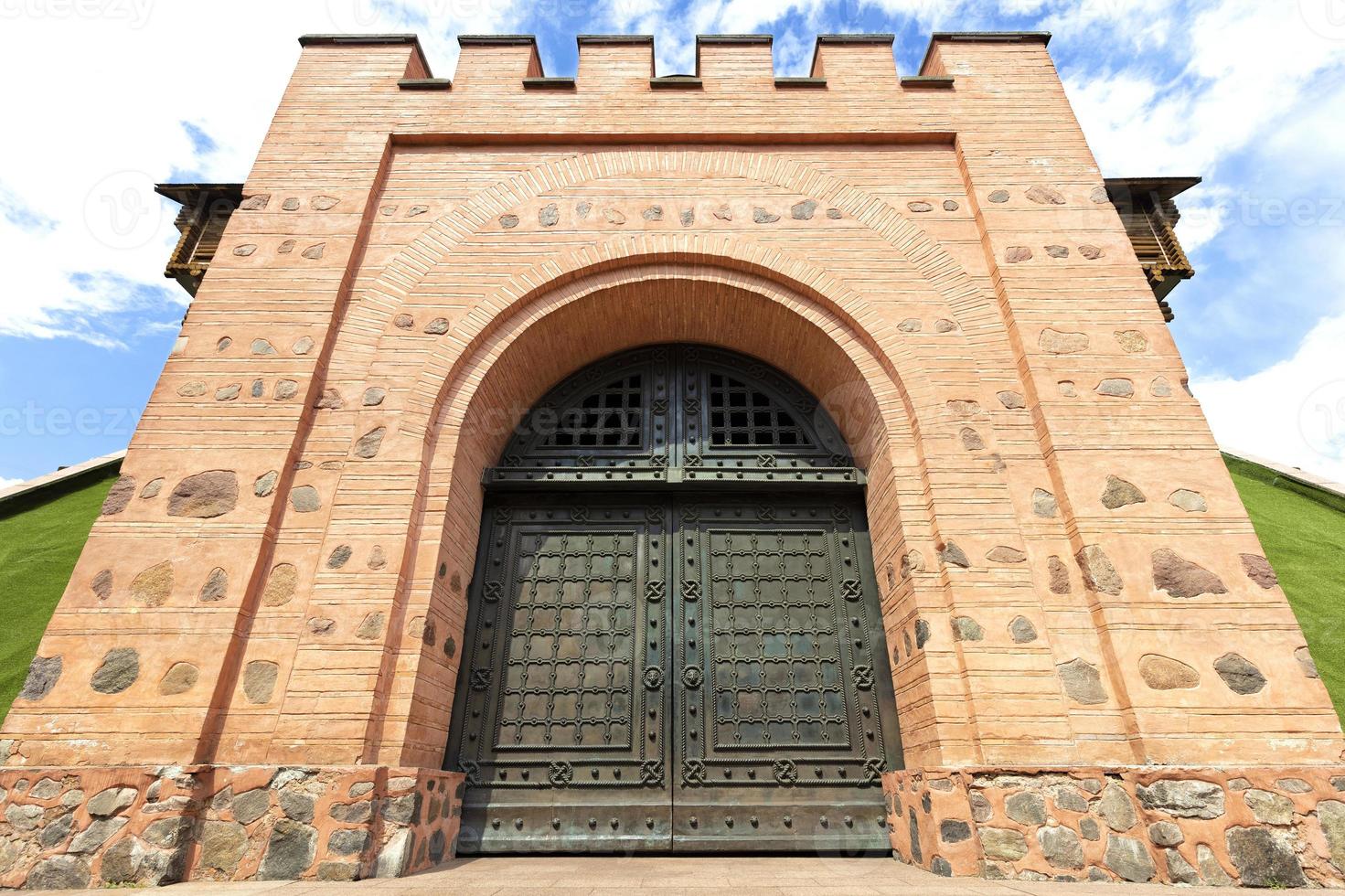 portão dourado de Kyiv, portas de entrada forjadas de aço. foto