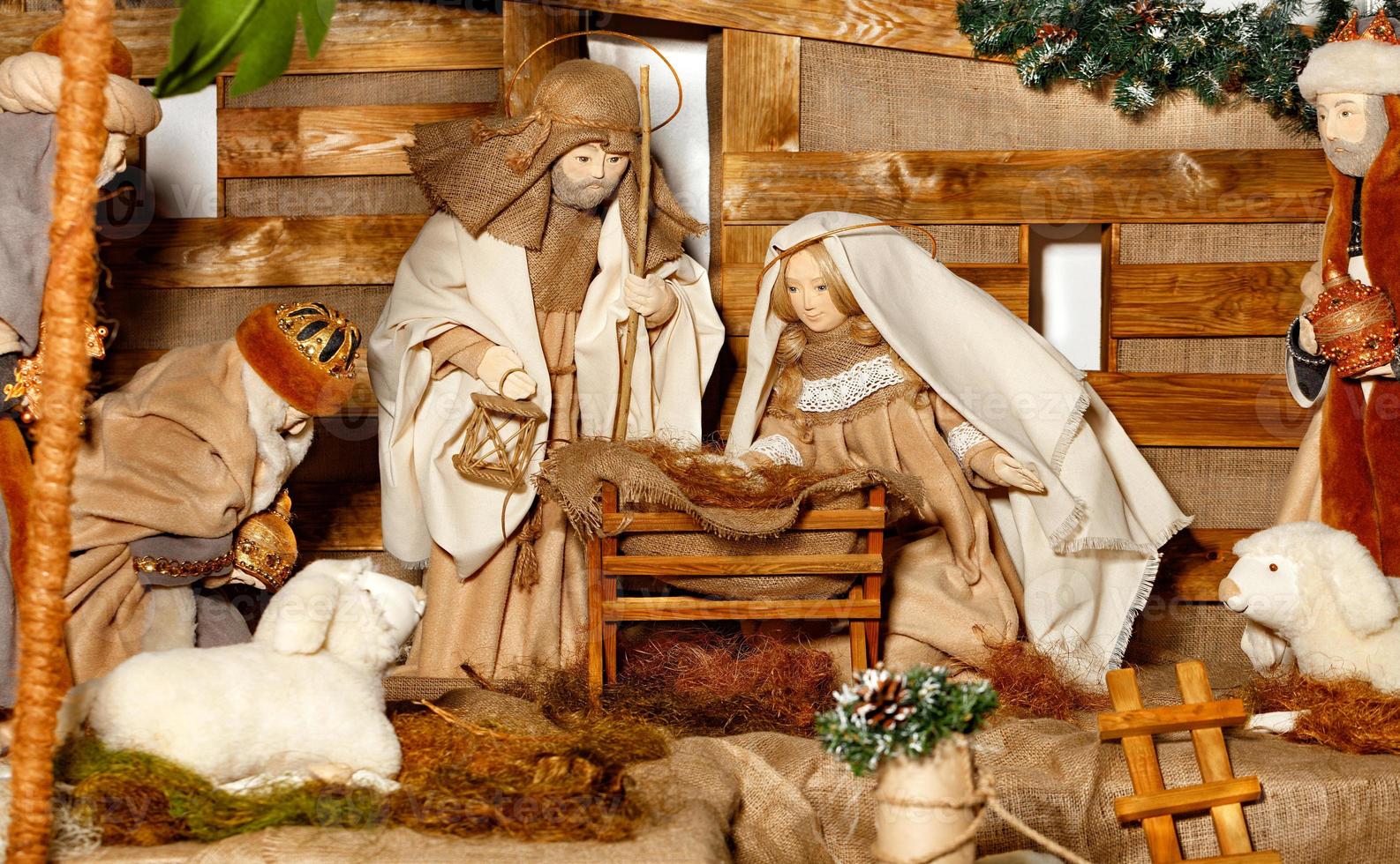 composição de fantoches da natividade de cristo com jesus, virgem maria, joseph, uma manjedoura, palha e os magos que vieram. foto