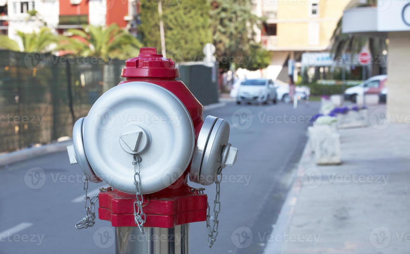 a cabeça do hidrante de rua no fundo da rua foto