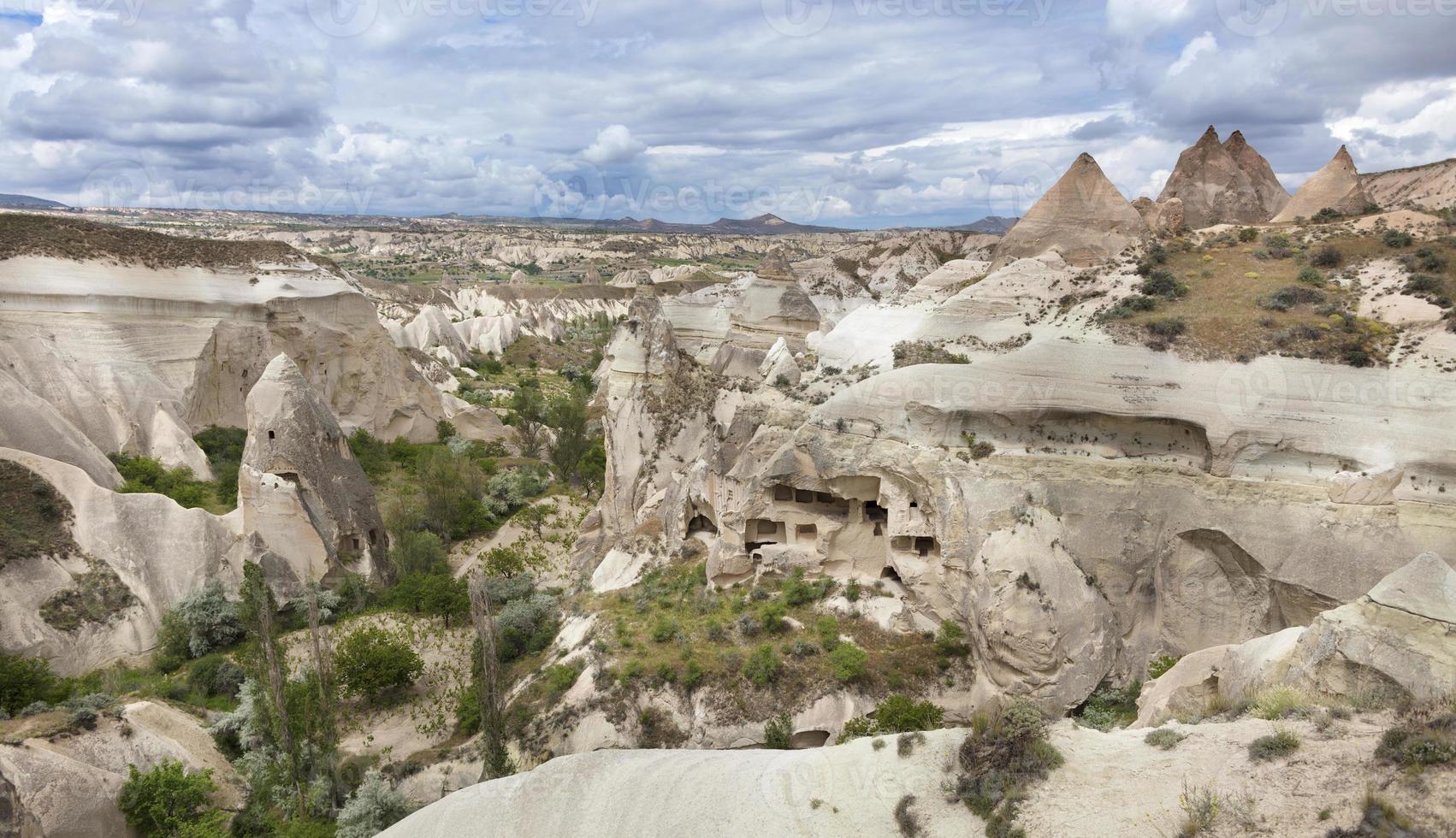 cavernas abandonadas nas montanhas da capadócia foto