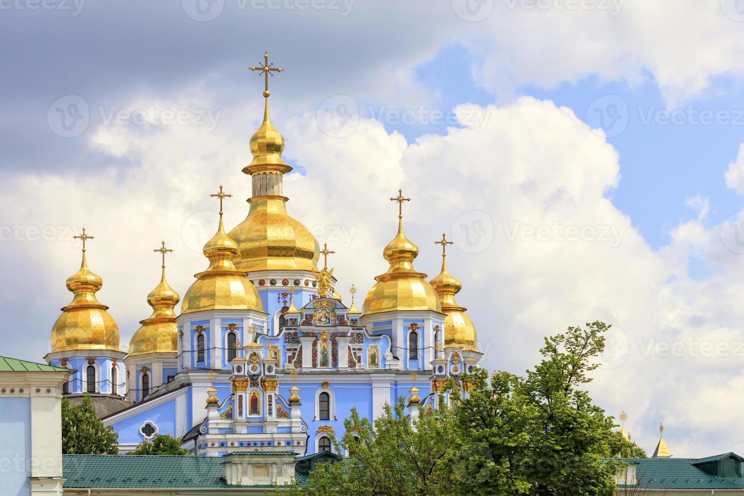 a famosa catedral de Michael com cúpula dourada em Kyiv na primavera contra o céu azul nublado foto