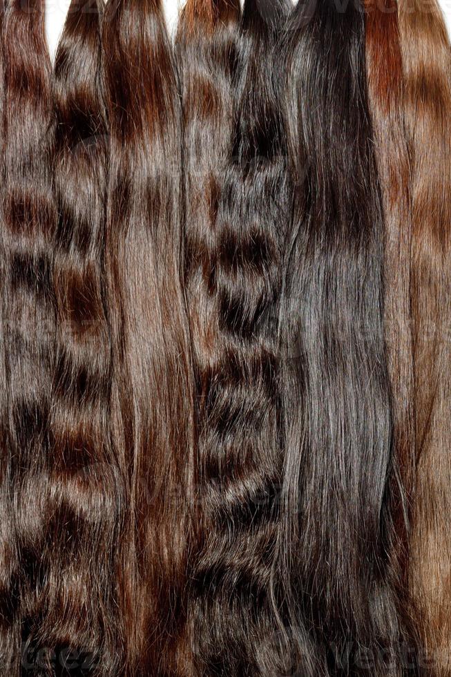 cachos de cabelos naturais saudáveis em vários tons de chocolate, close-up foto