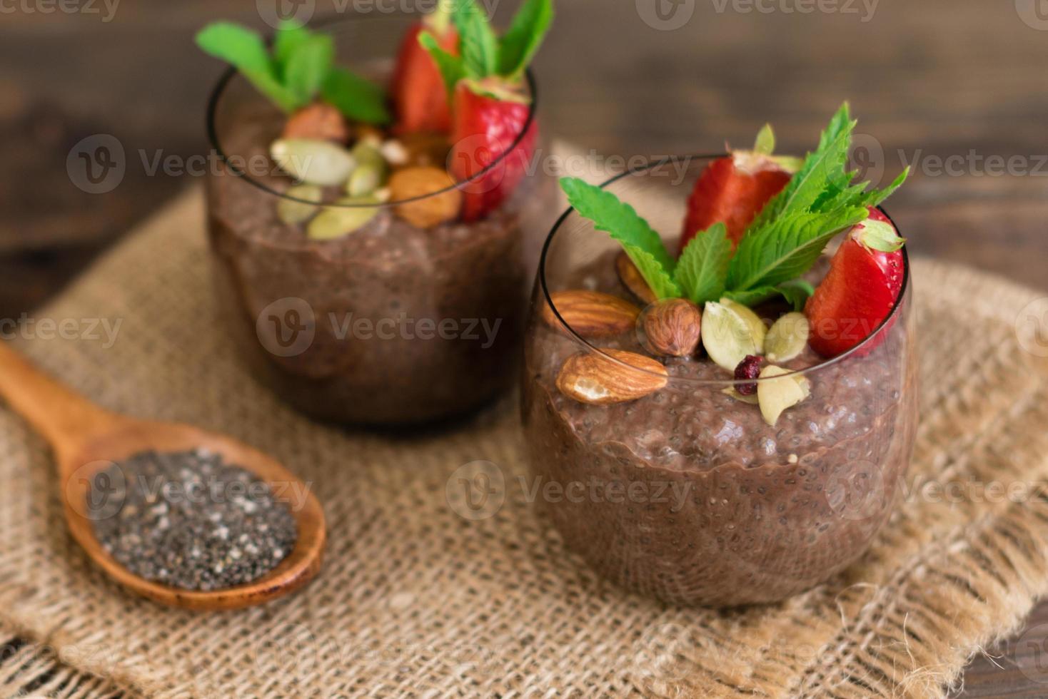 pudim de chia com cacau, chocolate e nozes com leite de amêndoa foto