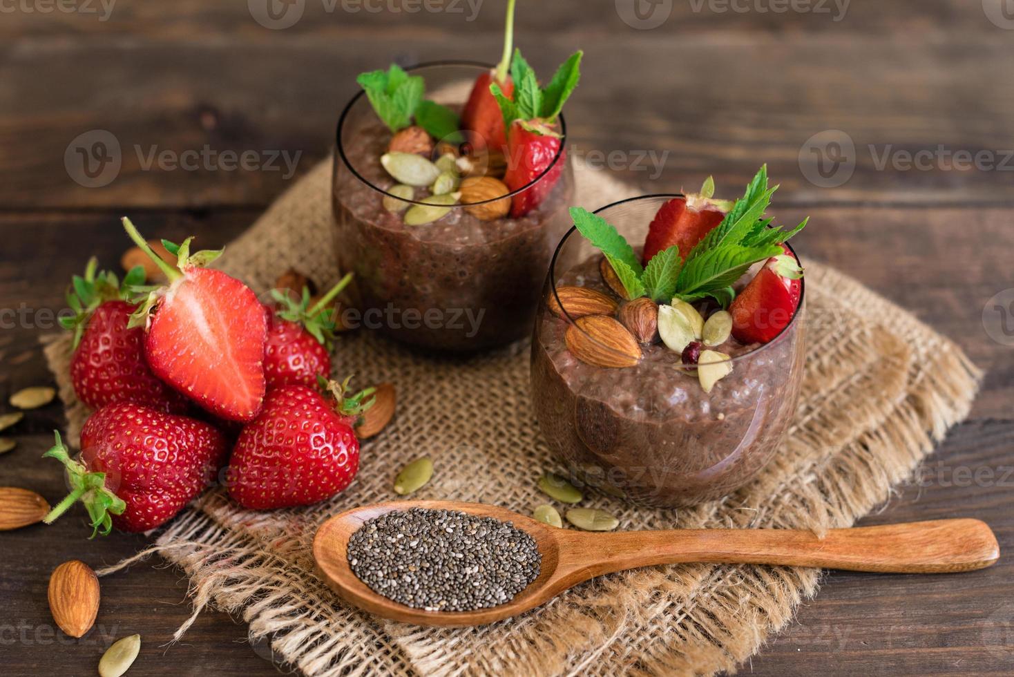 pudim de chia com cacau, chocolate e nozes com leite de amêndoa foto