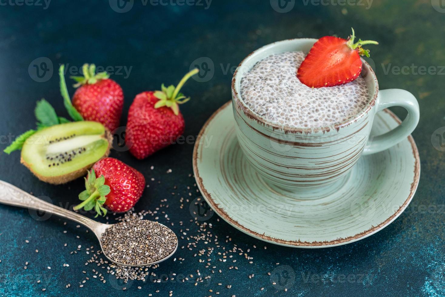 saboroso café da manhã saudável, iogurte com sementes de chia e frutas foto