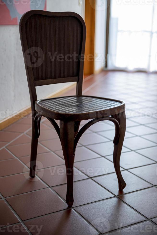 cadeira clássica vintage de madeira velha colocada no corredor. foto