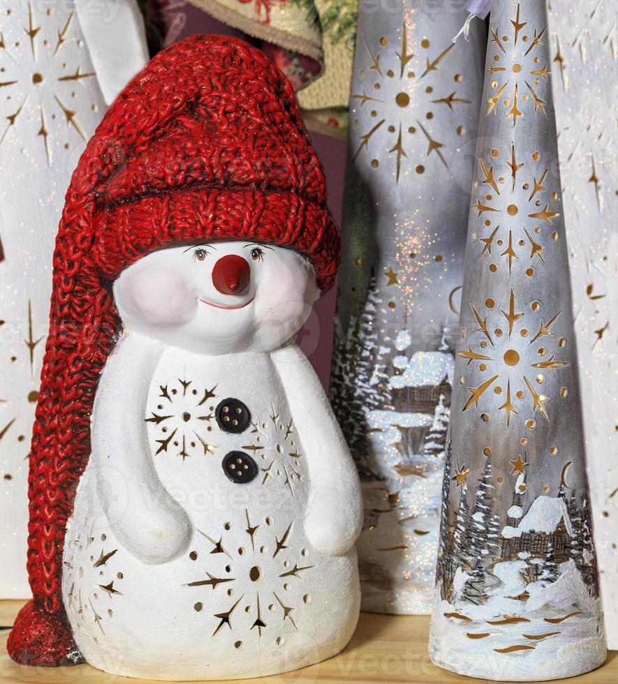 retrato de um boneco de neve de brinquedo decorativo com um chapéu longo de malha vermelho foto