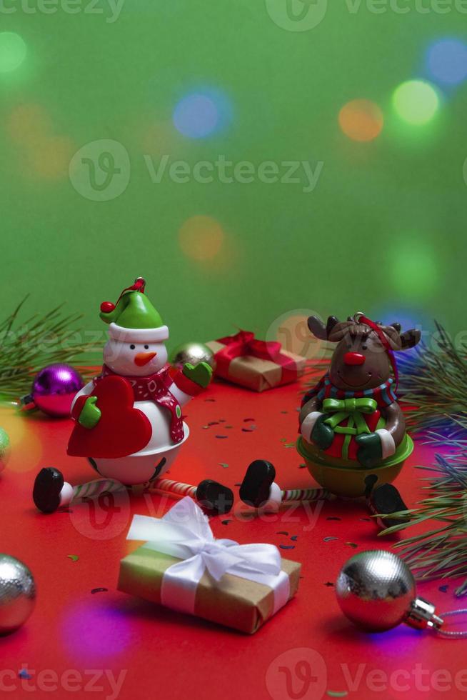 cartão festivo com espaço de cópia com elementos de Natal em um fundo colorido. fundo bokeh festivo foto
