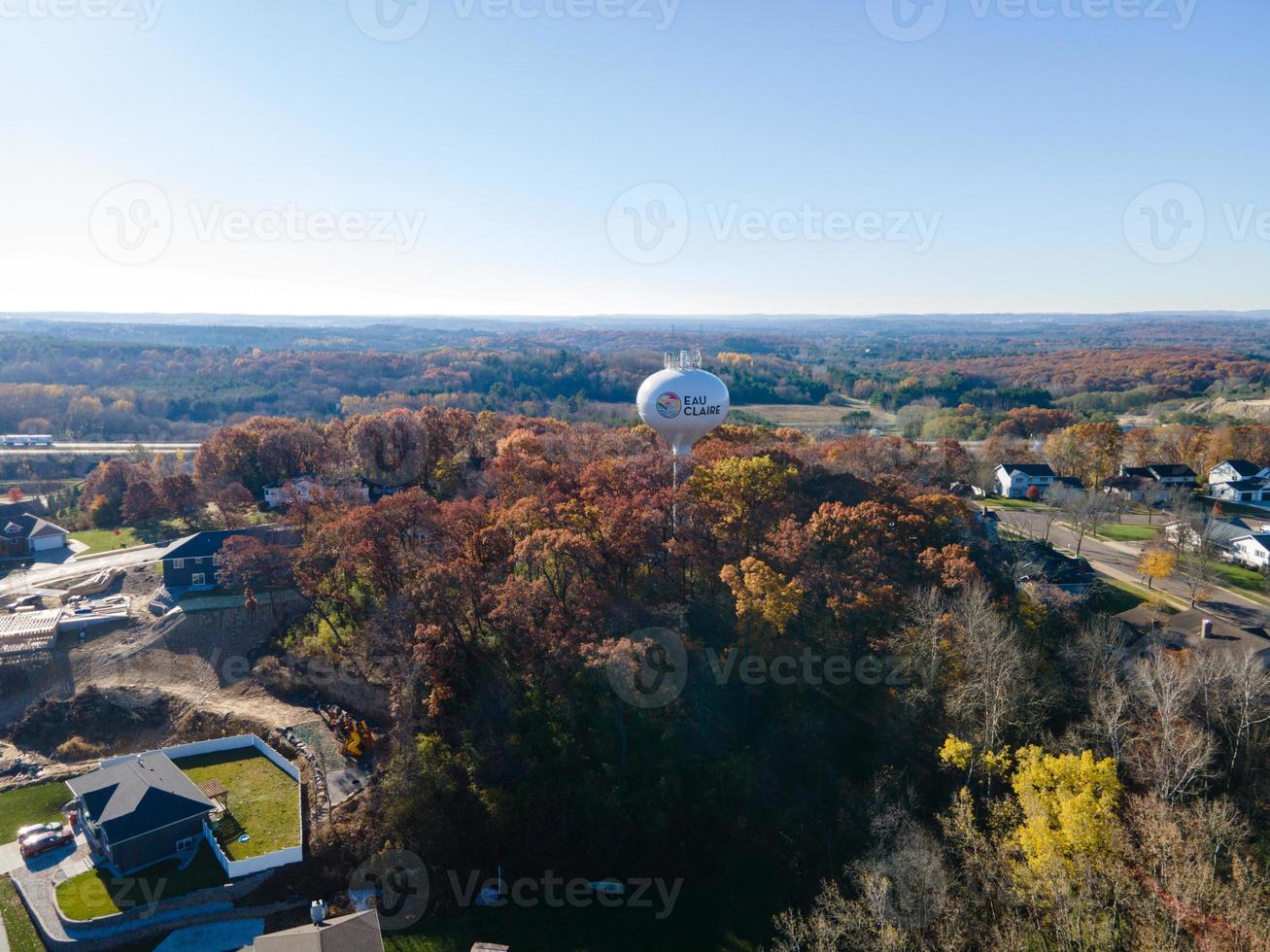 vista aérea de eau claire, Wisconsin, torre de água. folhagem de outono presente na paisagem. área residencial vista. área industrial vista no topo distante. céu azul ensolarado no dia de outono. foto