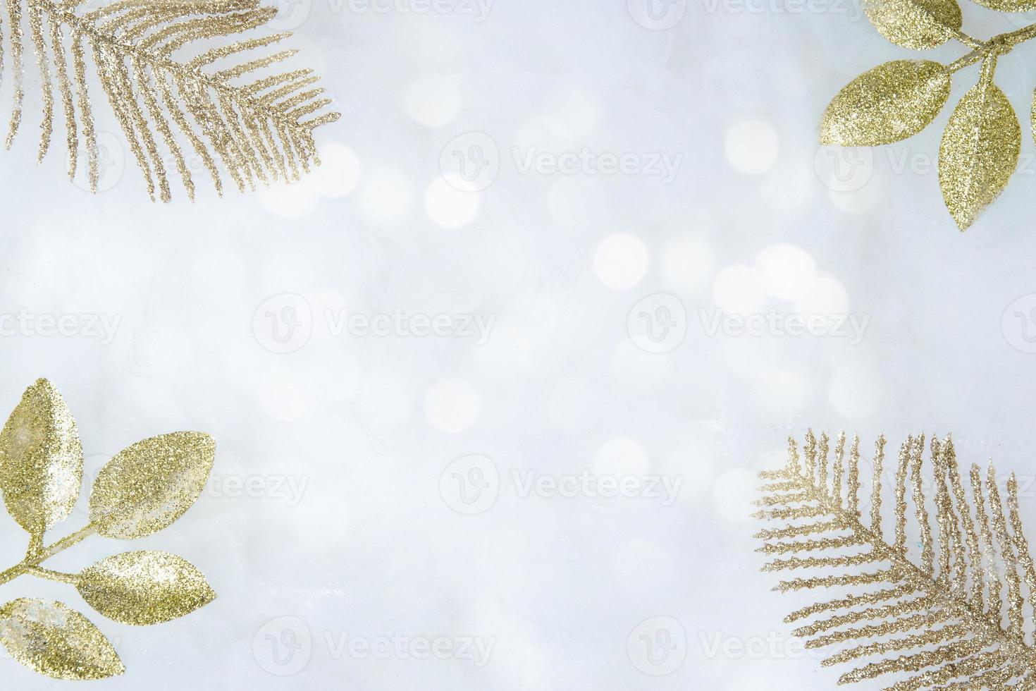 galhos dourados decorativos no brilho e luz do bokeh com espaço de cópia. fundo de natal e ano novo foto