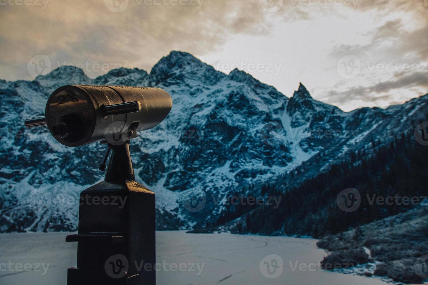 telescópio turístico olhar com vista montanhas de neve foto